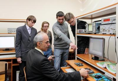 Проведення лабораторних робіт доцентом О. В. Барабановим в лабораторії цифрового зв’язку